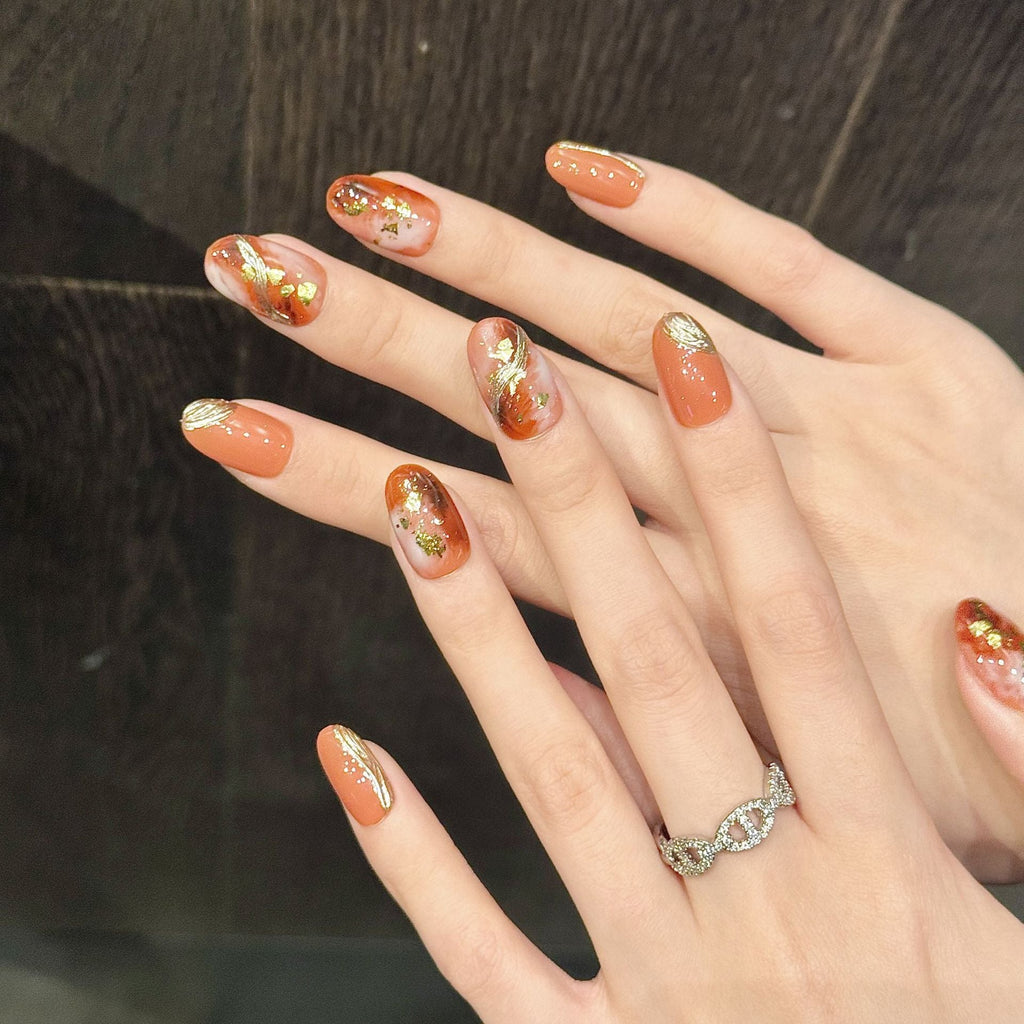 365nails: "Gilded Amber" – Gold Foil Marble Handmade Short Square Nails – Image 3